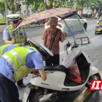 安乡交警：伞棚拆除成效初显 轻装出行路净人安