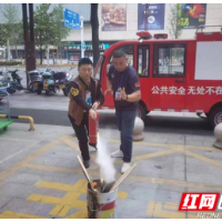 武陵区芷兰街道联合亮万家商城组织消防演练