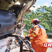 湖南石门：越道行驶酿车祸，消防员救出被困驾驶员