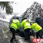 鼎城交警多措并举迎风冒雪保畅安