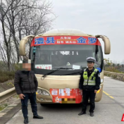 澧县交警“火眼金睛”查处客车超员