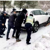 常德公安交警全力迎战冰冻雨雪天气保畅安