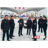 斗冰雪 战严寒 鼎城公安交警浴“雪”护平安