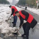 常德经开税务：争分夺秒与雪“赛跑” 铲雪除冰传递温暖