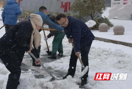 常德市检察院：铲冰除雪暖人心 齐心协力保畅通