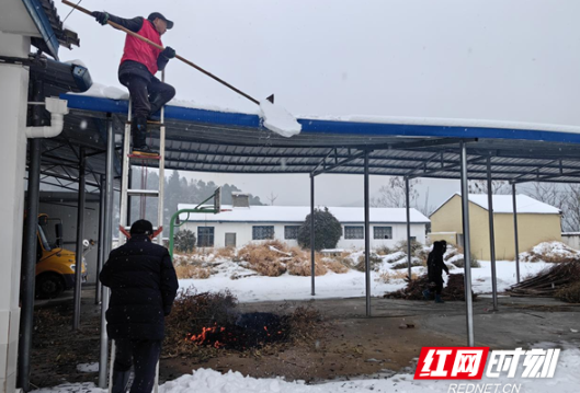 澧县码头铺镇：除雪破冰送服务 实干担当护平安