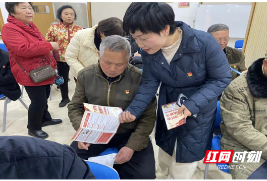 武陵区府坪街道新村社区开展防范非法集资宣传讲座