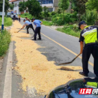 马路当晒场 澧县交警消除隐患