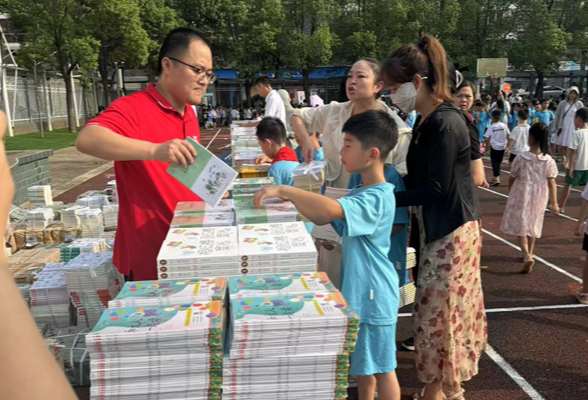 “七彩童年 放飞梦想”——汉寿县龙池中学图书漂流活动启动