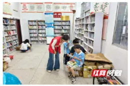 桃源剪市镇：屋场宣讲传知识 书屋“护苗”伴暑期