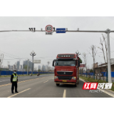 临澧：大货车逆向行驶避监控 执勤交警抓现行