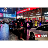 常德交警直属一大队联合夜查整治违法营造“两节”平安环境