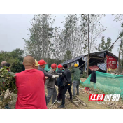 武陵区南坪街道加强铁路沿线整治 打造安全靓丽风景线