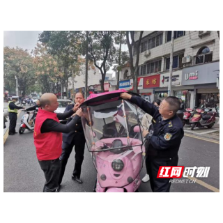 武陵区穿紫河街道长胜桥社区开展“一盔一带”安全守护行动主题宣传活动
