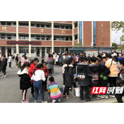 西湖管理区下窖小学：“学雷锋”义卖助力留守儿童