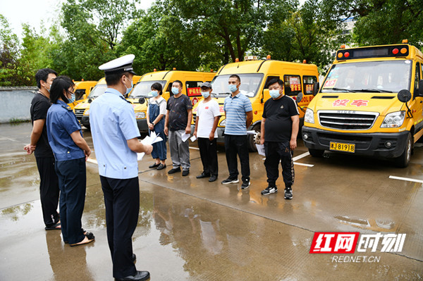 红网时刻常德8月26日讯（通讯员 尹婧 杨金蕾）8月25日，津市市公安局交警大队民警对全市59台校车进行安全“体检”。为迎接新学期的到来，交警对全市中小学校、幼儿园校车的营运资质、驾驶人资质、交通违法、校车标牌、运行时间、行驶路线等基本情况进行逐一核对，并逐车查看逃生锤、灭火器、监控设备、备用医药箱以及安全带等安全设备有效情况，确保师生平安出行。