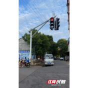 我为群众办实事丨常德市首个吊坠式红绿灯“上岗”