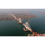 航拍常益长高铁沅江特大桥建设现场，无人机与老鹰偶遇