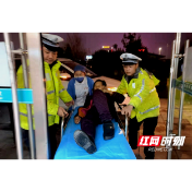 常德：心脏病突发紧急送医 交警接力抢救生命