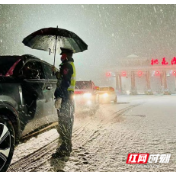 冰雪阻碍交通 常德公安交警全警上路保畅安