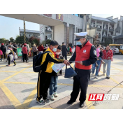 常德桃花源：三月桃花开，交警叔叔“安全教育日"里送安全