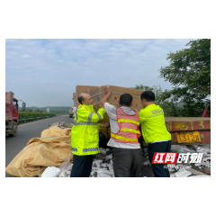 数百件“家电”散落高速路面，常德高速人秒变“搬运工”