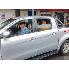鼎城交警：雨中巡逻保畅通 全力护送上学路