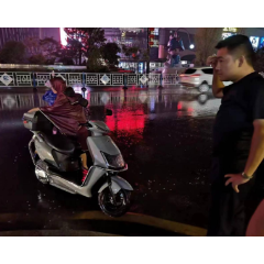 澧县：下班路上偶遇车祸 辅警及时救助暖人心