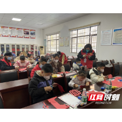 武陵区永安街道高坪头社区开展“巧手剪窗花 浓情迎新春”活动