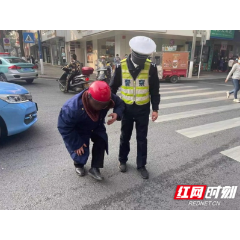 汉寿：骑车老人被撞倒 交警施救急送医
