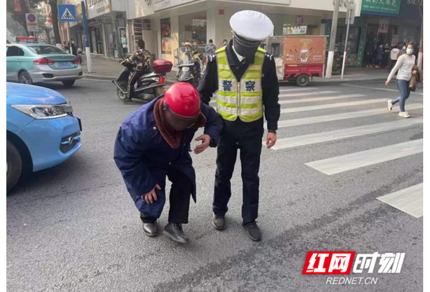 汉寿：骑车老人被撞倒 交警施救急送医
