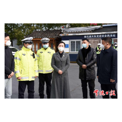 市领导督查春运安全和服务保障工作