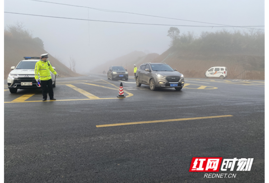 津市交警雾天执勤确保群众出行安全