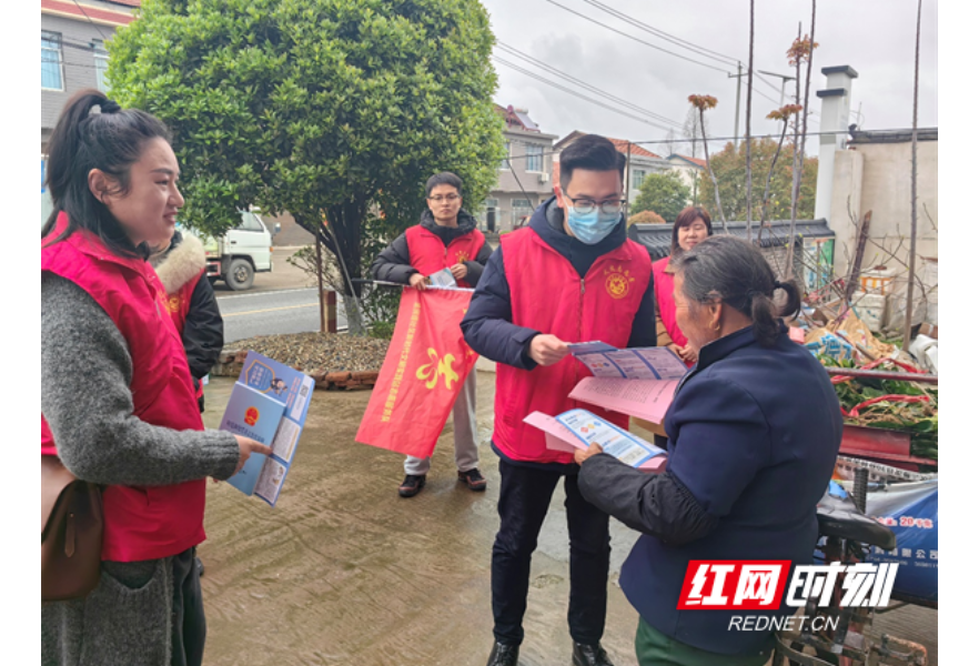 武陵区芦荻山乡开展防范非法集资入户宣传活动