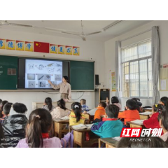 桃源县热市镇中心小学开展“赛课促成长 快乐迎三八”活动