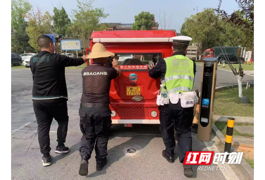 常德桃花源：岔路口车辆“罢工” 交警暖心帮助脱困