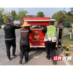 常德桃花源：岔路口车辆“罢工” 交警暖心帮助脱困