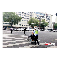 常德：轮椅老人迷路街头 交警暖心护送过马路