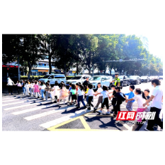 常德：交通标线“彩铺” 守护出行安全