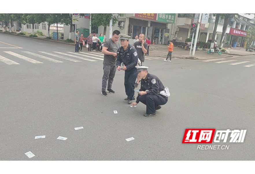 常德桃花源：千元现金散落路中央  交警拾金不昧暖人心