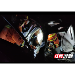 安乡“失明”小车夜行侧翻，常德多方力量救援