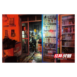 常德石门：民房夜间起火消防员及时扑救，一家五口脱险