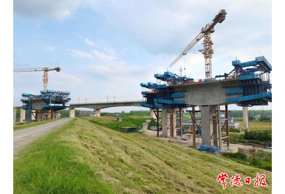 益常高速扩容工程沅水特大桥北岸跨堤桥左幅37号墩挂篮拼装完成并通过验收