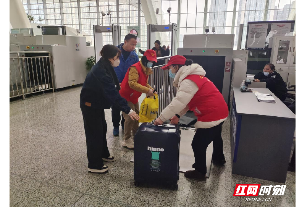 新时代文明实践耀武陵丨芷兰街道：志愿服务情满旅途温暖旅客