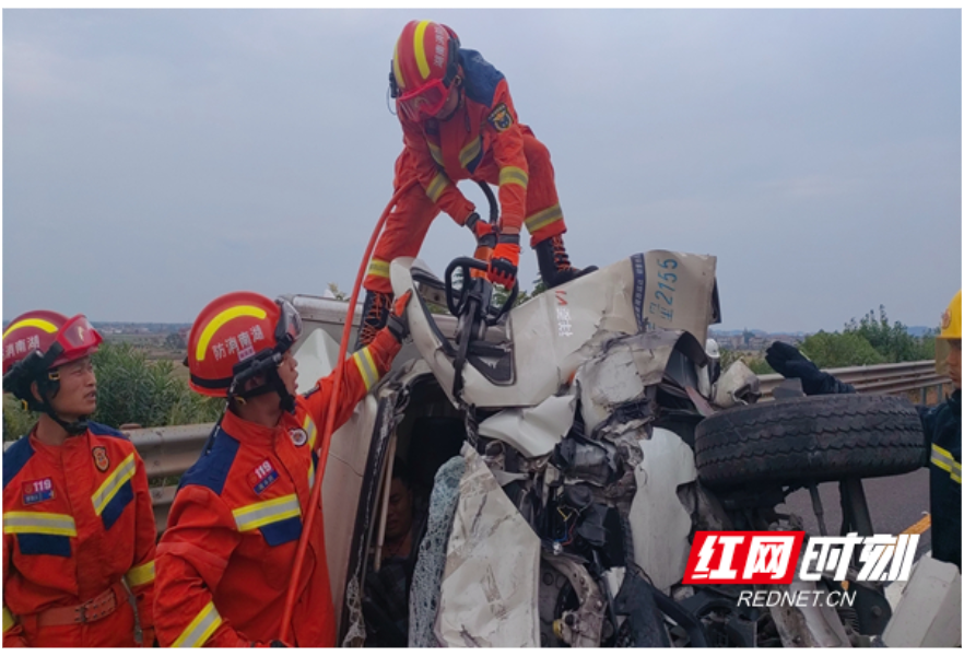 常德：高速分心驾驶 事故就在一瞬间