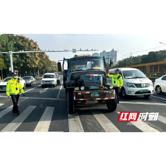 常德交警打响冬季蓝天保卫战  堵住“污染车”进城