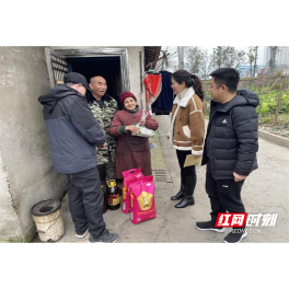 武陵区府坪街道体育东路社区开展春节送温暖活动
