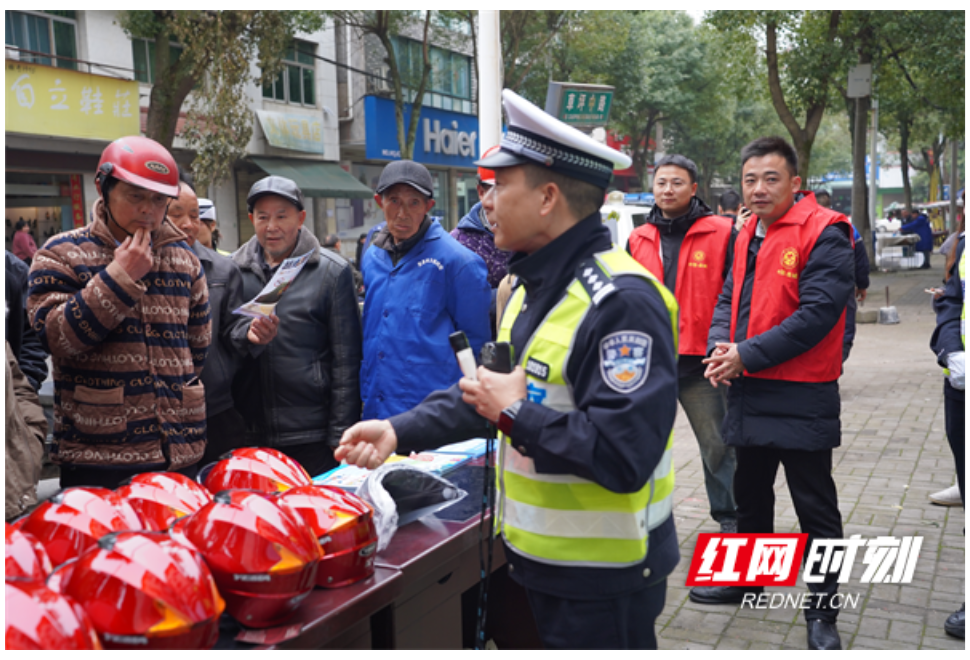 常德鼎城：交警联合志愿者开展交通安全宣传  筑牢农村春运“平安路”
