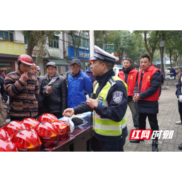 常德鼎城：交警联合志愿者开展交通安全宣传  筑牢农村春运“平安路”