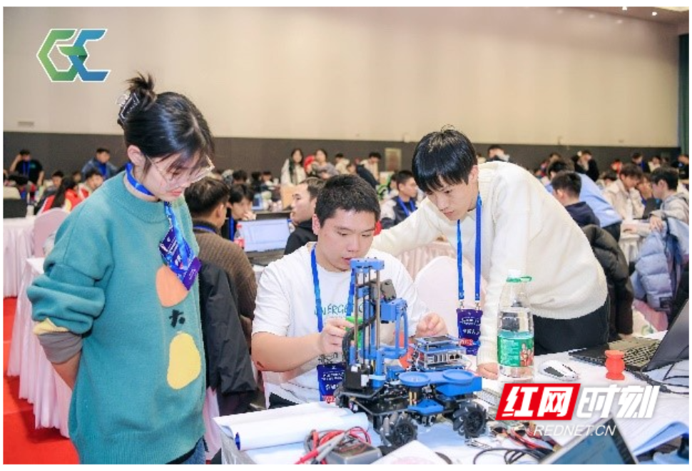 湖南文理学院“智能搬运机器人”在全国赛中勇夺金奖